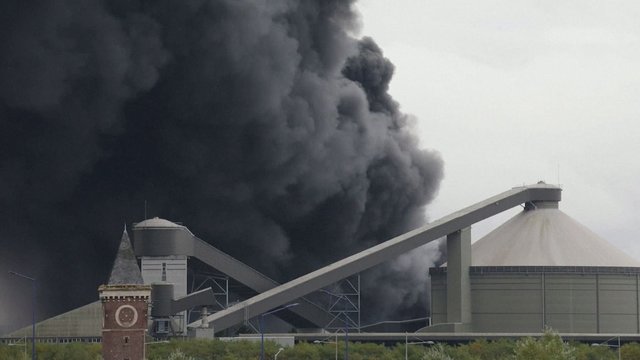 Juodi dūmai virš Prancūzijos sukėlė žmonių paniką: degė chemikalų gamykla