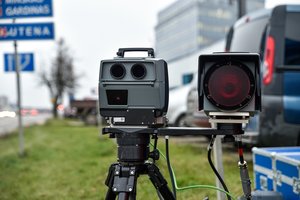 Greičio mėgėjams – žinios iš policijos: naudos įspūdingus mobiliuosius radarus