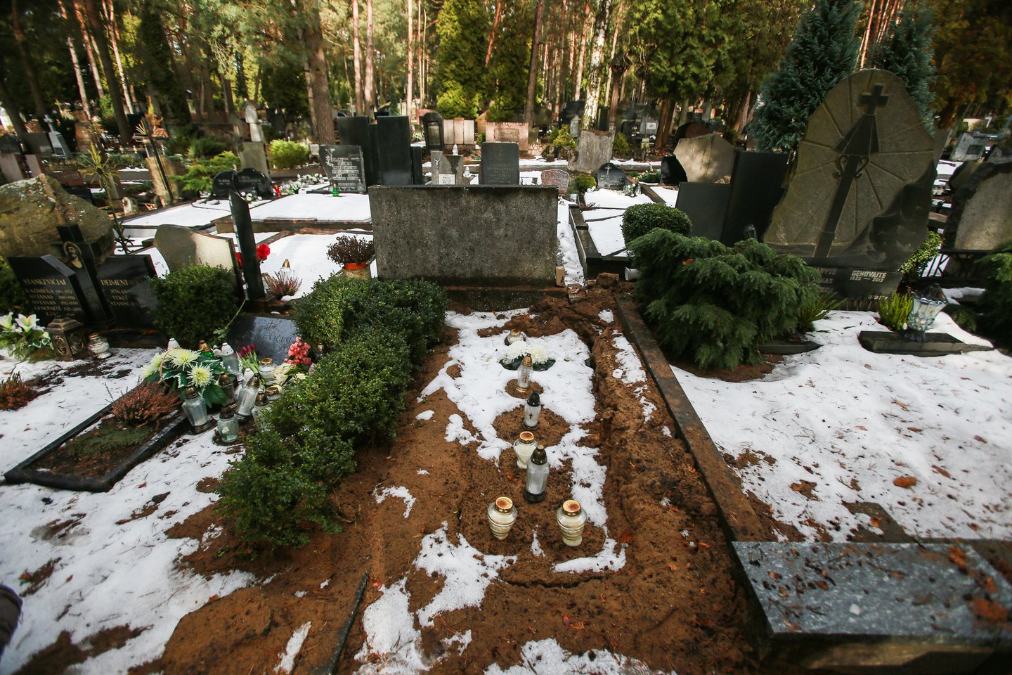  Istorija dėl kauniečio V.Ramašausko kapo įteisinimo persikėlė į teismą. Taip kapavietė atrodė praėjusią žiemą, kai po svetimo žmogaus palaidojimo.<br> G.Bitvinsko nuotr.