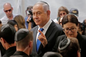 B. Netanyahu ragina tiesiogiai transliuoti posėdį dėl jo korupcijos bylos