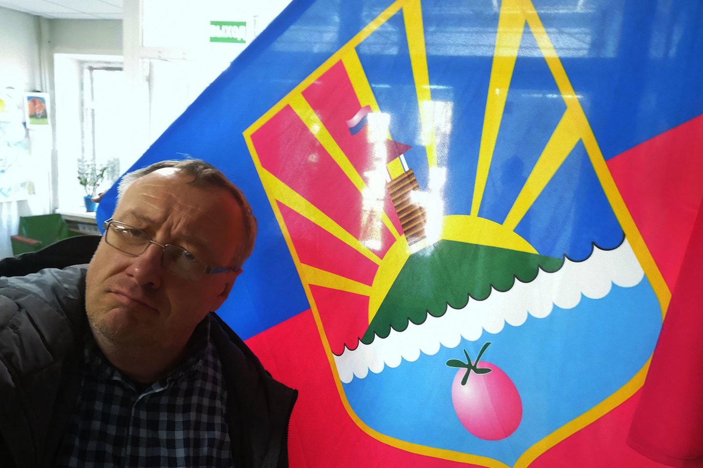 Saulius Paukštys prie Luhansko apskrities vėliavos. Kadangi apskritis garsėja auginamais pomidorais - ir vėliavoje yra pomidoras.<br> S.Paukščio nuotr.