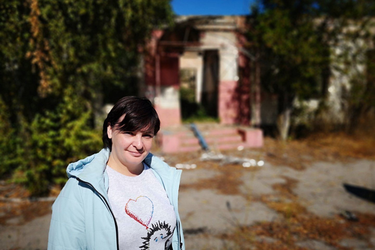  Olga prie savo mokyklos griuvėsių.<br> S.Paukščio nuotr.