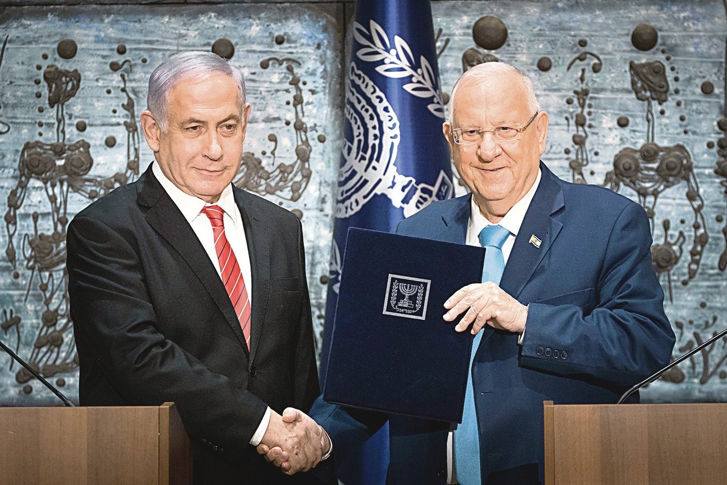 Premjeras B.Netanyahu (nuotr. kairėje) dar kartą prezidento R.Rivlino paliepimu bandys suformuoti vyriausybę.