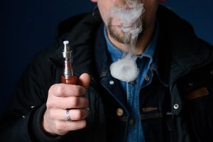 Amerikiečiai nedraus aromatizuotų elektroninių cigarečių, bet apribos jų reklamą