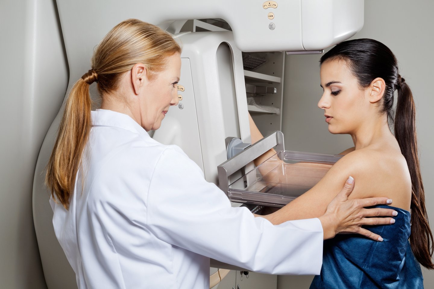  Užtikti krūties vėžį padeda tyrimas mamografu.<br> 123rf nuotr.