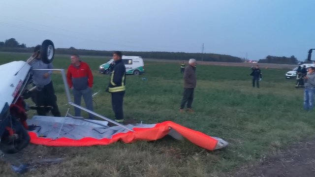 Paviešinti vaizdai iš nelaimės Panevėžio r.: nukritus lėktuvui žuvo pilotas