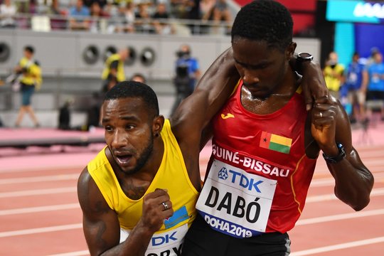 Jautri akimirka pasaulio čempionate: varžovas padėjo finišuoti išsekusiam bėgikui