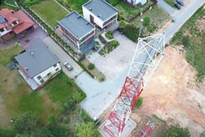 Neteisėtai iškilęs bokštas gąsdina gyventojus – jei griūtų, suniokotų namus 