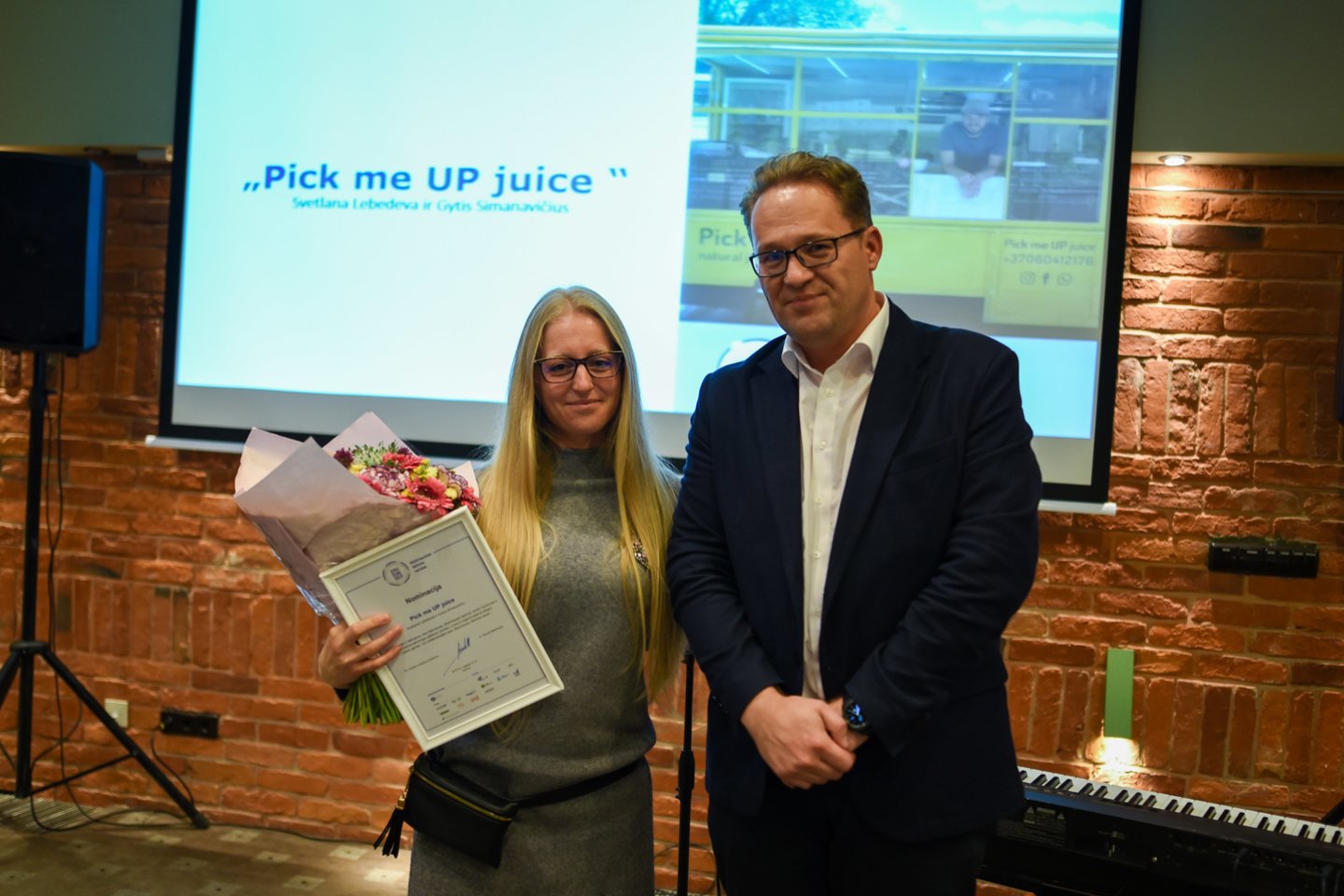 Svetlanai Lebedevai apdovanojimą įteikė Lietuvos verslo paramos agentūros direktorius Aurimas Pautienius.<br> R.Galadausko nuotr.
