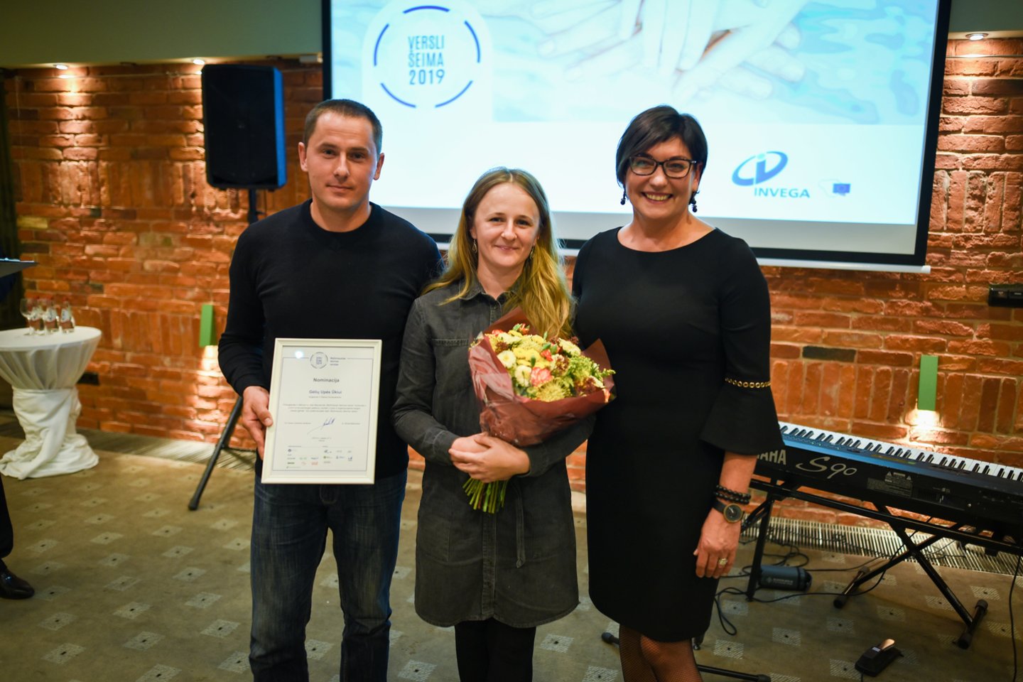 VU Verslo mokyklos vadovė Birutė Miškinienė su Angelina ir Dainiumi Kurauskais.<br> R.Galadausko nuotr.