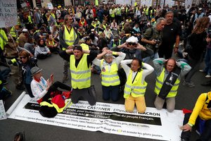 Prancūzijoje policija panaudojo ašarines dujas prieš „geltonųjų liemenių“ protestuotojus