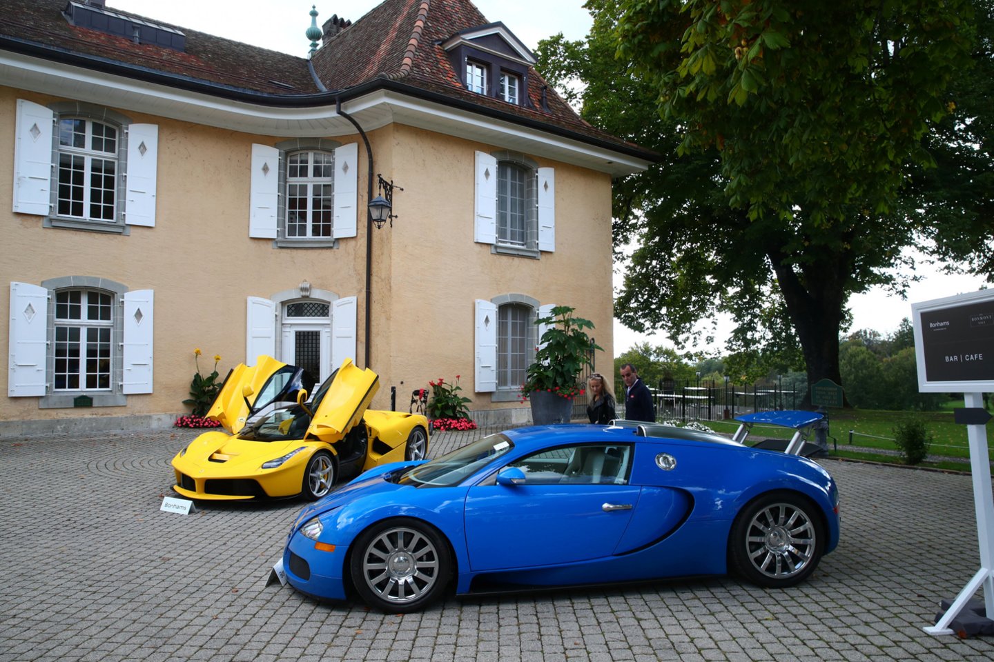 Per aukcioną pirkėjams siūlomi, be kita ko, septyni automobiliai „Ferrari“, trys „Lamborghini“, penki „Bentley“, vienas „Maserati“ ir vienas „McLaren“.<br>Reuters/Scanpix nuotr.