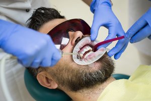 Dėl danties implanto kreipęsis vilnietis nesupranta – 500 eurų virto tūkstančiais