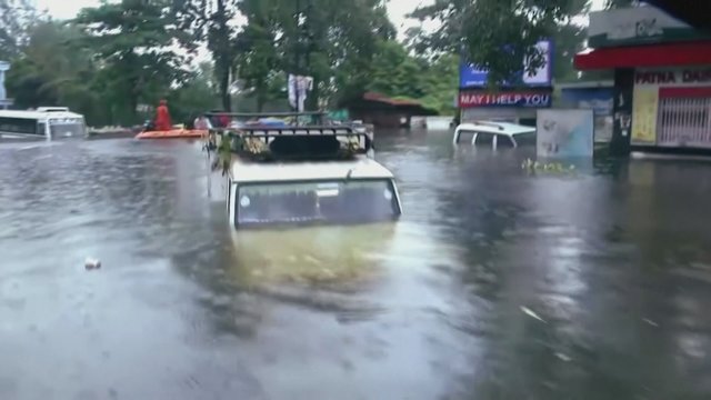 Daugėja potvynių aukų: evakuota per 30 tūkstančių žmonių