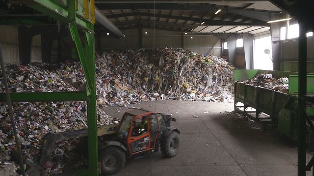 Griūva mitai apie atliekų rūšiavimą: atliekos pilamos į skirtingus bunkerius