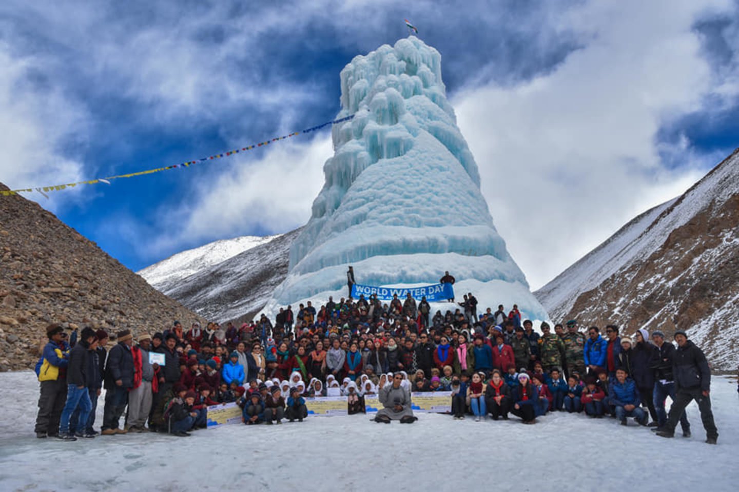  Kaip išgyventi klimato kaitą šaltosiose dykumose? Vietiniai pradėjo kurti mini ledynus<br> Ice Stupa Artificial Glacier/Facebook