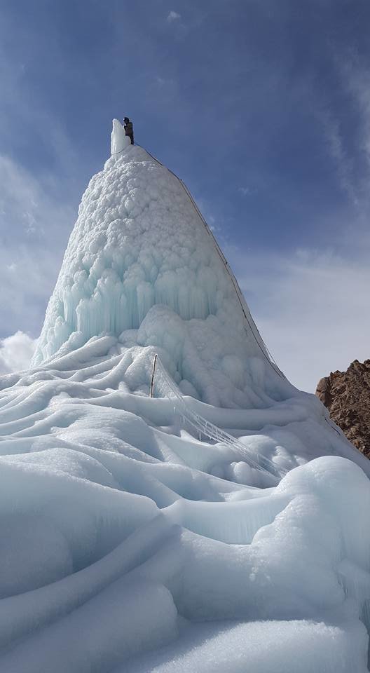  Kaip išgyventi klimato kaitą šaltosiose dykumose? Vietiniai pradėjo kurti mini ledynus<br> Ice Stupa Artificial Glacier/Facebook