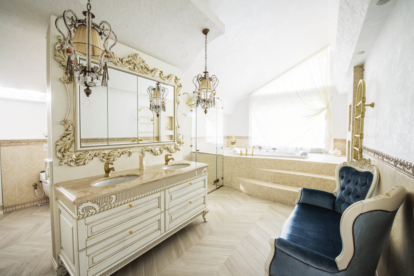 Erdviame vonios kambaryje stovintį veidrodžio ir praustuvės baldą dizainerė net lygina su diplominiu darbu – jis itin puošnus ir funkcionalus, spūstelėjus išvažiuoja papuošalų stalčiai.<br>G.Kavaliausko nuotr.