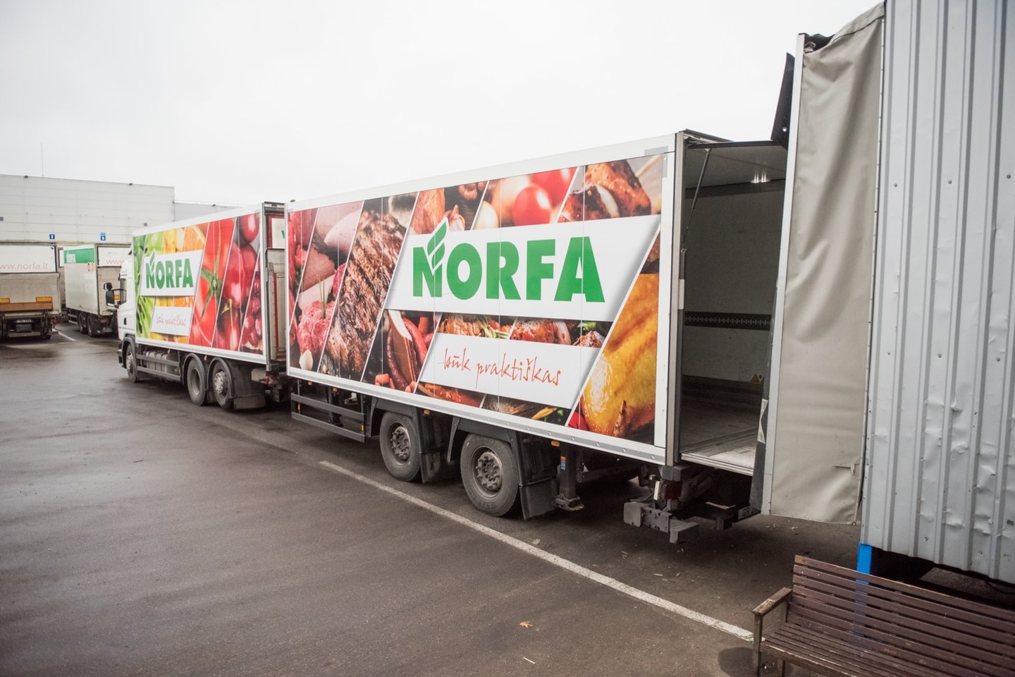 Prekybos tinklą „Norfa“ valdančio verslininko D.Dundulio kontroliuojama „Rivona“ įsigijo prekybos centrą Ukmergėje.<br>D.Umbraso nuotr.