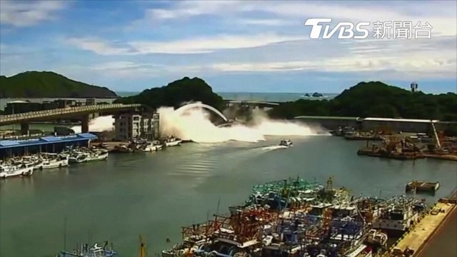 Taivano uoste griuvęs tiltas įkalino po juo buvusius žmones