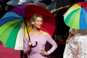 Naują vaidmenį pristačiusi Renee Zellweger tapo fotografų magnetu: 50-metė – tarsi modelis
