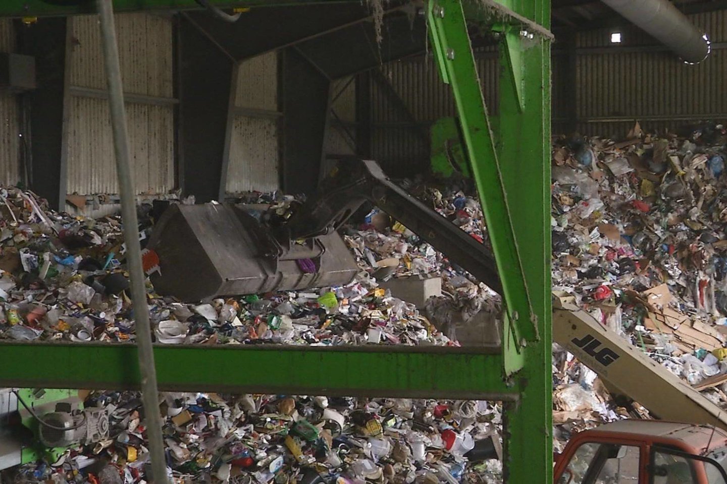  Visos surinktos gyventojų atliekos vežamos į atliekų surinkančių įmonių rūšiavimo centrus.