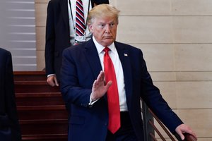 Donaldas Trumpas skundžiasi tapęs „perversmo“ auka