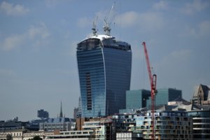 Nuo saulės atspindžių languose ėmė lydytis automobiliai