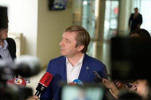 R. Karbauskis kovoje su bankais pasiduoti nežada – dėl naujo mokesčio eis kalbėtis pats