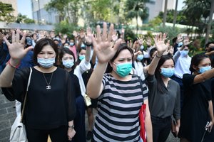 Honkonge prie policijos pašauto protestuotojo mokyklos surengtas sėdimasis protestas