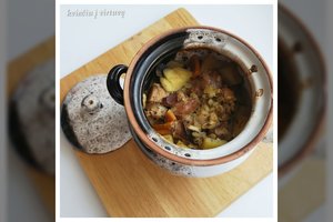 Skanus ir sotus troškinys indeliuose su kiauliena ir perlinėmis kruopomis