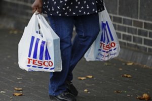 Atsistatydina JK mažmeninės prekybos tinklo „Tesco“ vadovas D. Lewisas