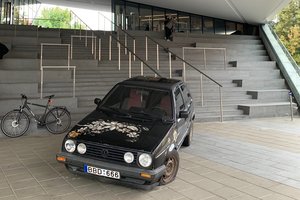 Prie MO muziejaus riogso išsiuvinėtas „Volkswagen Golf 2“, kadaise vadintas tiesiog „guoliu“