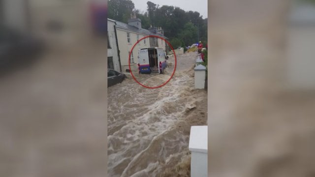 Galinga potvynio srovė nuplovė du furgonus, vienas iš jų atsitrenkė į namo tvorą