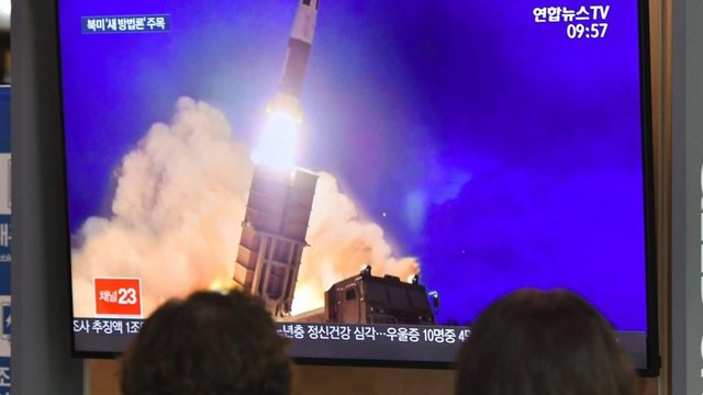 Artėjant deryboms su JAV, Šiaurės Korėja paleido balistinę raketą