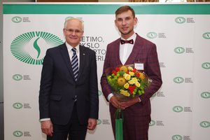 Įvertino jauną pedagogą – ant pakylos lipo ir Australijoje dirbęs mokytojas