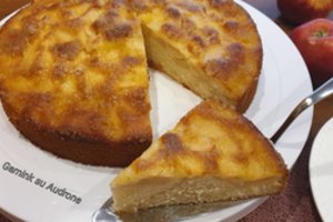 Obuolių pyragas su karamelės plutele: kas ragavo – tiems patiko