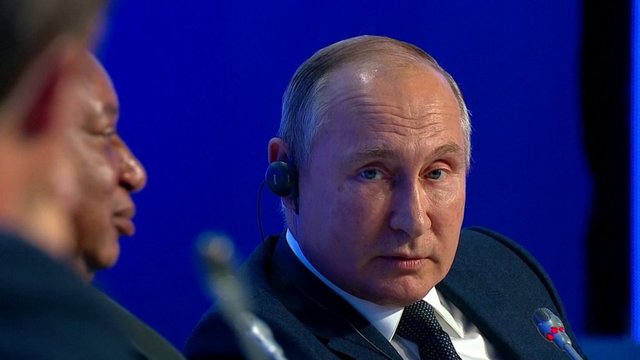 V. Putinas nesusilaikė nepajuokavęs: „Mes tikrai kišimės į JAV prezidento rinkimus, bet tik niekam to nesakykite“