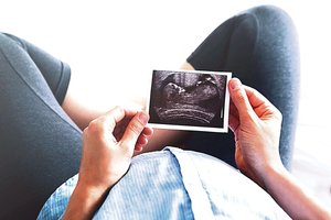 Valdžiai teko pripažinti, kad Lenkijoje klesti prekyba naujagimiais – mastas šokiruoja