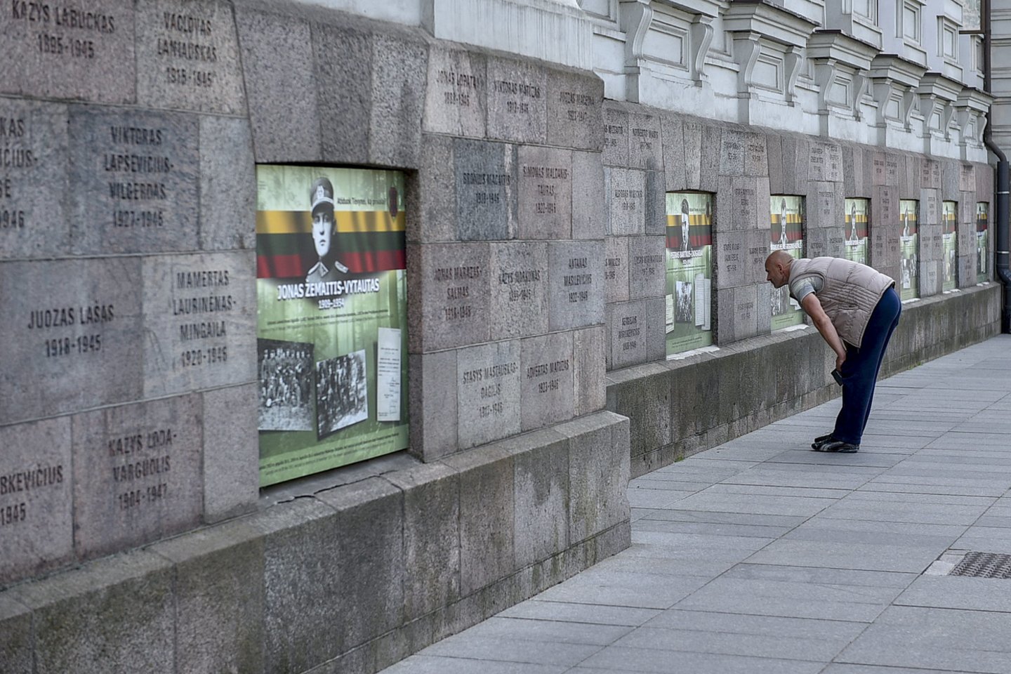 Tyrėjai vėl tikrina dokumentus, kurių pagrindu buvo iškalti įrašai ant buvusio KGB pastato Vilniuje sienos.<br>V.Ščiavinsko nuotr.