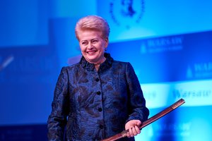 Daliai Grybauskaitei Varšuvoje įteiktas garbingas apdovanojimas