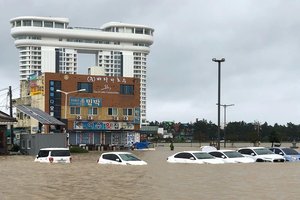 Pietų Korėjoje taifūnas „Mitag“ pareikalavo keturių gyvybių, dar dviejų žmonių ieškoma