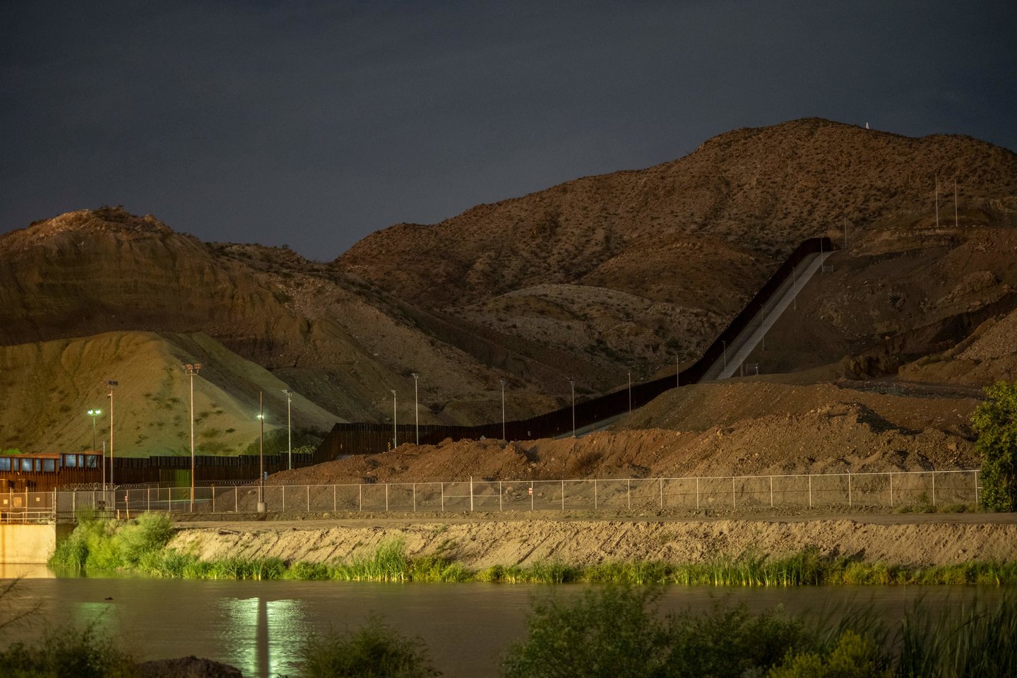 JAV vyriausybė ketina rinkti visų sulaikytų migrantų, kurie į šalį pateko neteisėtai, DNR pavyzdžius, teigia JAV nacionalinio saugumo departamento (DHS) pareigūnai.<br>AFP/Scanpix nuotr.