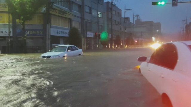 Galingas taifūnas kaip kino filme paskandino miesto gatves