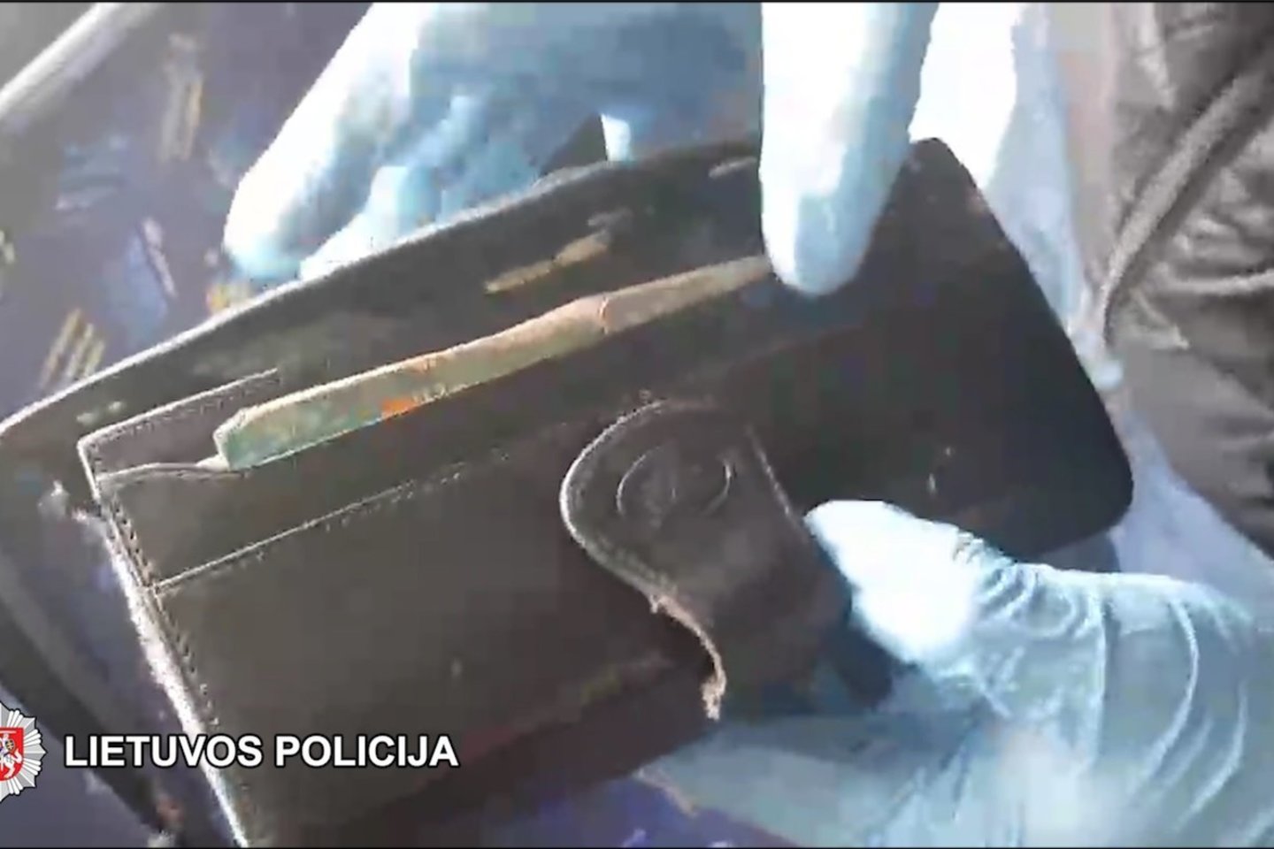 Vilniaus pareigūnai troleibuse parengė pasalą ir sulaikė gerai žinomą kišenvagę.<br>Lietuvos policijos nuotr.