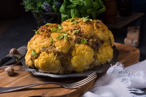 Faršu įdaryta žiedinio kopūsto galva: paprasta, kaip dukart du