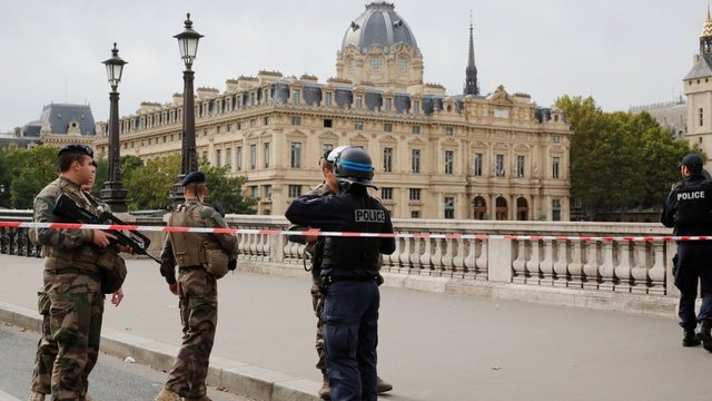 Kruvinas išpuolis Paryžiaus policijos būstinėje – žuvo 5 žmonės 