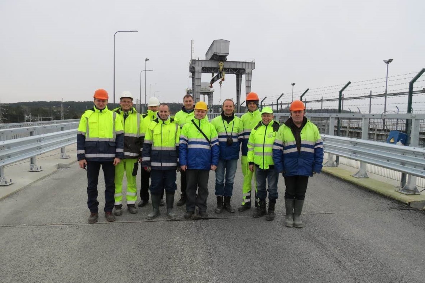 AB „Kauno tiltai“ meistru dirbantis A.Čekanauskas (antras iš kairės) 2017 m. su kolegomis kapitališkai remontavo ir išbandė Kauno HE autotransporto tiltą.