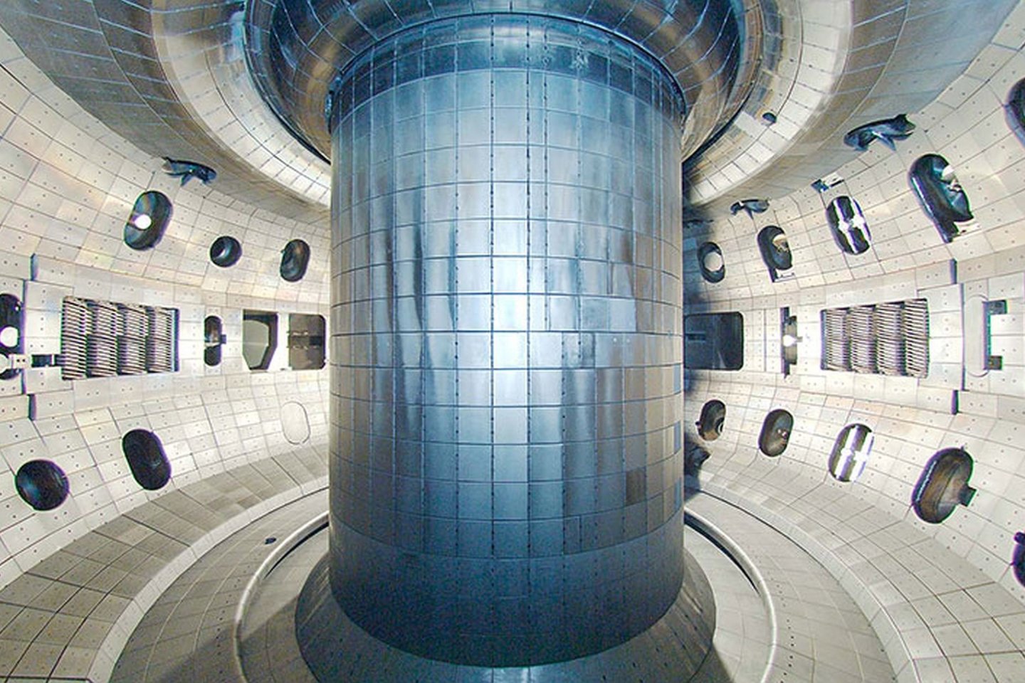  „Rosatom“ skelbė kurianti antros kartos mažos galios reaktorių, kuris bus pažangesnis ir galingesnis už pirmtaką.<br> Reuters nuotr.