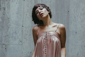 Naujausiame Monikos Liu vaizdo klipe – daugiau nei 100 kilogramų riešutų 